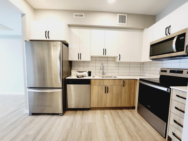 856 Secord Blvd NW in Edmonton, AB - Building Photo - Building Photo
