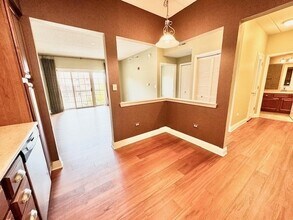 100 S Emerson St, Unit E204 in Mount Prospect, IL - Building Photo - Building Photo