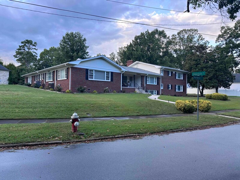 300 Edgedale Dr in High Point, NC - Building Photo