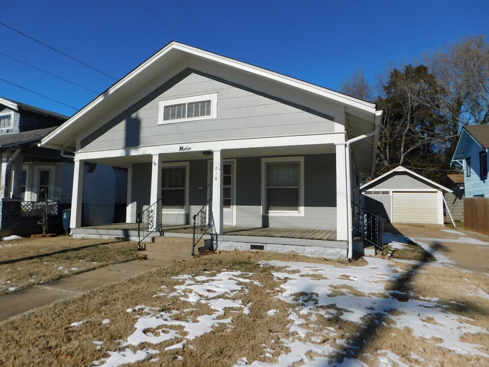 816 W 3rd Ave in El Dorado, KS - Building Photo