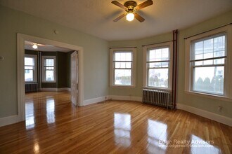 24 Everett Sq, Unit 2 in Boston, MA - Foto de edificio - Building Photo