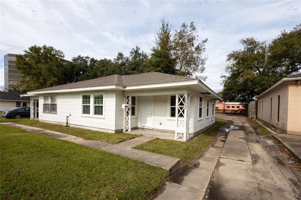 2556 Broadway in Beaumont, TX - Building Photo