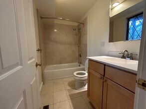22 Broadlawn Park, Unit #22 in Chestnut Hill, MA - Foto de edificio - Building Photo