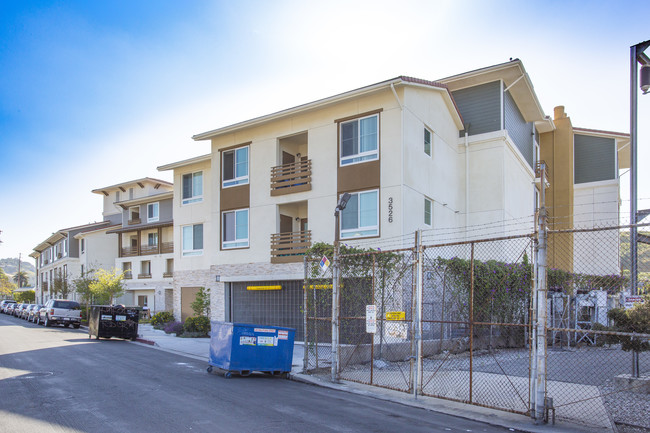 Marmion Way in Los Angeles, CA - Foto de edificio - Building Photo