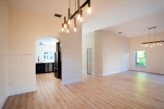 6598 NW 113th Pl in Doral, FL - Building Photo - Building Photo
