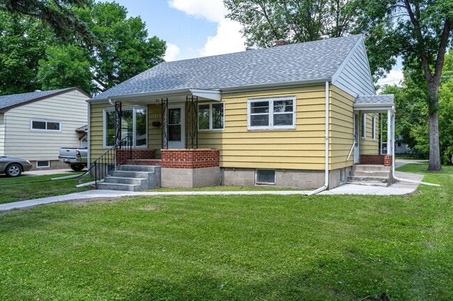 1610 9th Ave N in Grand Forks, ND - Building Photo - Building Photo