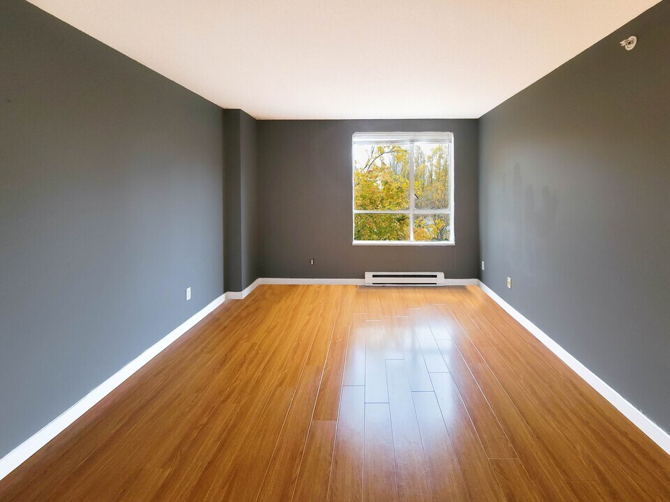 7760 Granville Ave in Richmond, BC - Building Photo