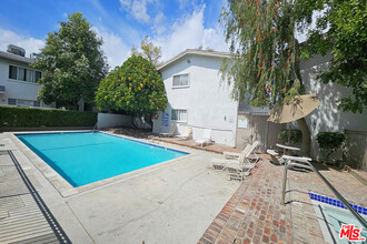 18555 Collins St in Los Angeles, CA - Building Photo - Building Photo