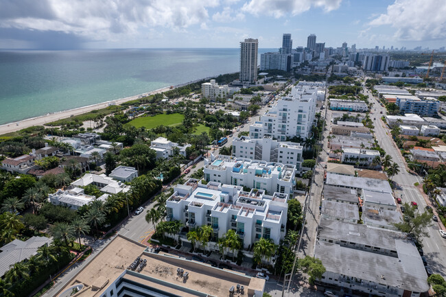 7744 Collins Ave in Miami Beach, FL - Building Photo - Building Photo