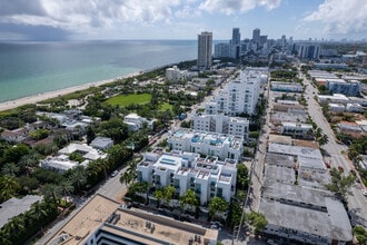 7744 Collins Ave in Miami Beach, FL - Foto de edificio - Building Photo