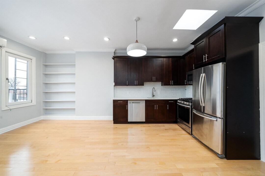 13 Bentley Ave in Jersey City, NJ - Building Photo