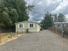 38830 Mathews Dr in Dexter, OR - Building Photo