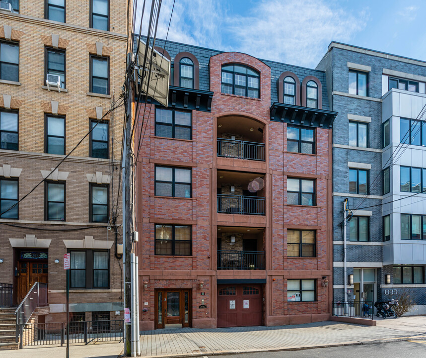837 Willow Ave in Hoboken, NJ - Foto de edificio