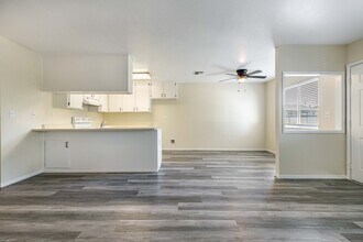 1229 W Roseburg Ave in Modesto, CA - Foto de edificio - Building Photo