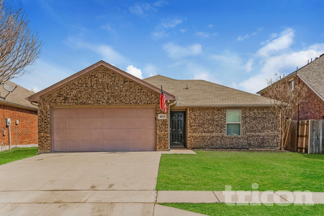 8617 Silverbell Ln in Fort Worth, TX - Foto de edificio