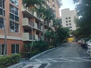 2951 S Bayshore Dr, Unit 509 in Miami, FL - Foto de edificio - Building Photo