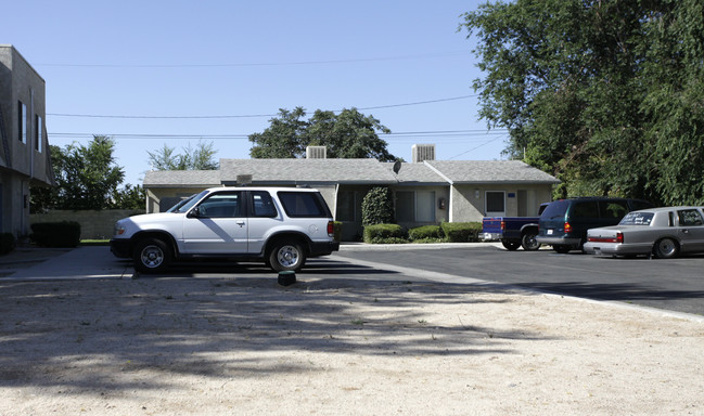 16015 Juniper St in Hesperia, CA - Building Photo - Building Photo