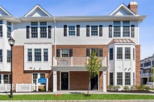 906 Mill Creek S in Roslyn, NY - Building Photo