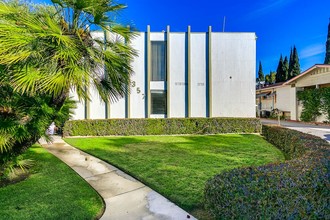 357 W Wilson Ave in Glendale, CA - Foto de edificio - Building Photo