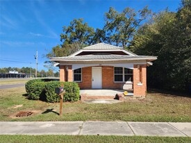 210 W Osceola St in Wetumpka, AL - Building Photo