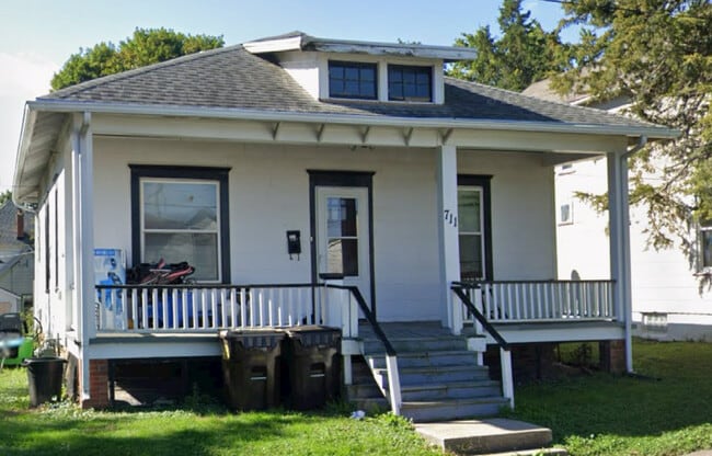 property at 711 W Ringold St