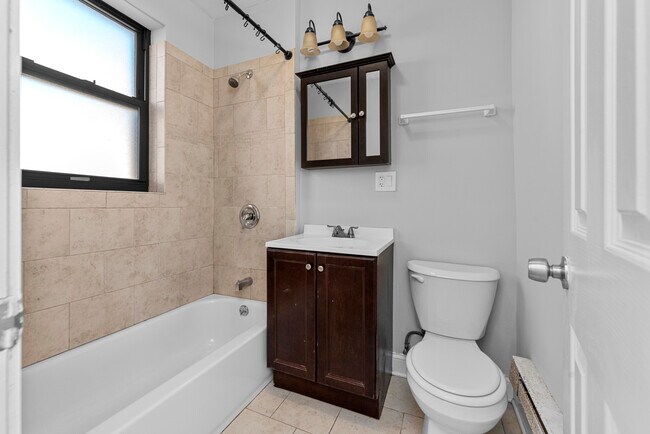 3723 N Pine Grove Ave, Unit W2 in Chicago, IL - Building Photo - Building Photo