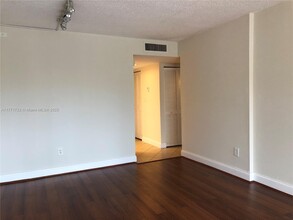 14301 N Kendall Dr in Miami, FL - Building Photo - Building Photo