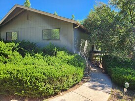 2341 N Oakmont Dr in Flagstaff, AZ - Building Photo