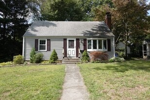 87 Henry St in Windsor, CT - Building Photo