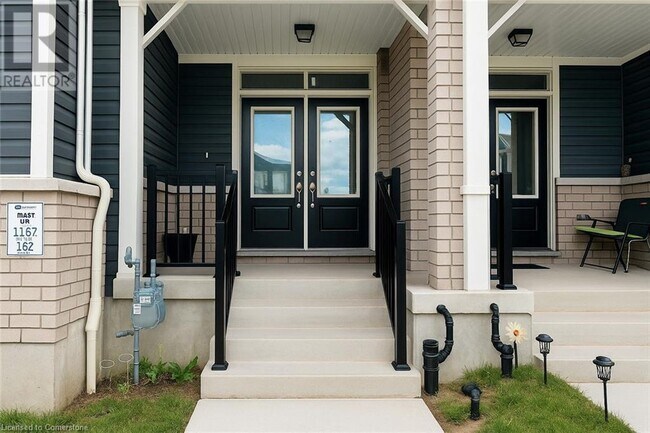 8 Saxony St in Kitchener, ON - Building Photo - Building Photo