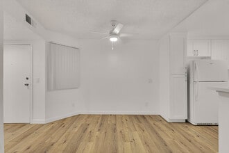 22415 Del Valle St in Woodland Hills, CA - Foto de edificio - Building Photo