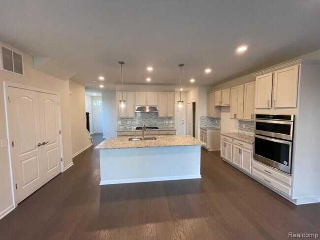 22470 Woodbridge Ln in Novi, MI - Building Photo - Building Photo