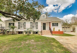 222 E Sanders St in Gonzales, LA - Building Photo