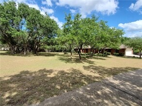 10400 W Cave Loop in Dripping Springs, TX - Foto de edificio - Building Photo