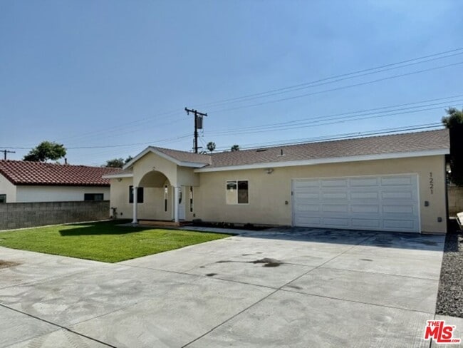 1221 N Azusa Ave in Azusa, CA - Building Photo - Building Photo