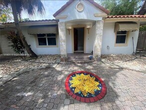 2195 Secoffee St in Miami, FL - Building Photo - Building Photo