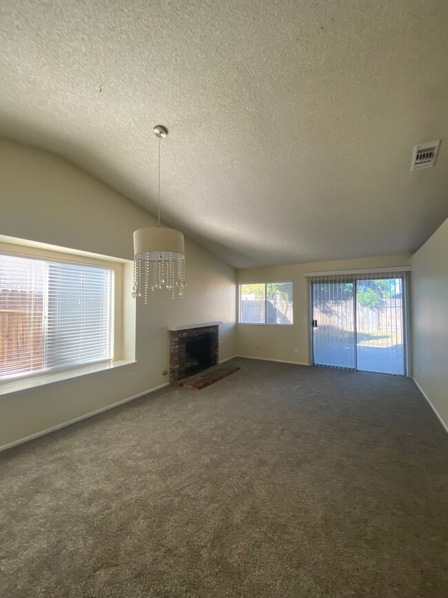 813 Santa Fe Ln in Colton, CA - Foto de edificio - Building Photo