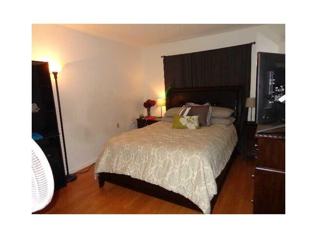 7120 NW 179th St, Unit 204 in Hialeah, FL - Building Photo - Building Photo