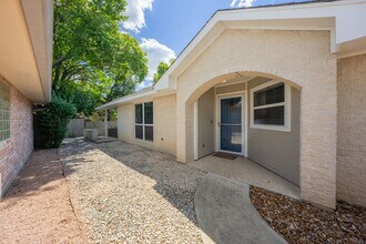 127 Terrace Ln in Kerrville, TX - Building Photo - Building Photo