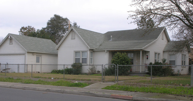 Sierra Village in Oakdale, CA - Building Photo - Building Photo