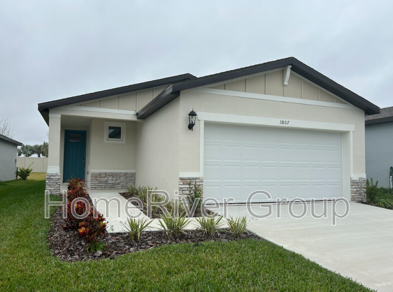 3807 Radiant Mountain Dr in Plant City, FL - Building Photo