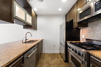 10 Regent St, Unit 501 in Jersey City, NJ - Building Photo - Building Photo