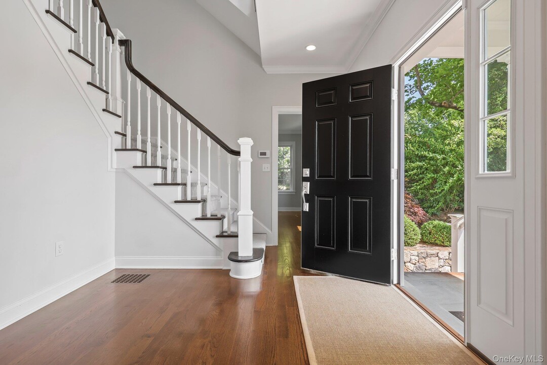 551 River Rd in Cos Cob, CT - Building Photo