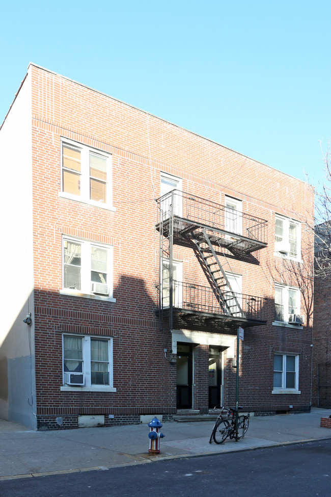 4326 41st St in Sunnyside, NY - Building Photo - Building Photo