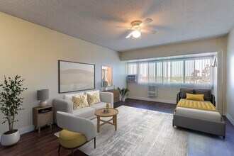 Bellflower Friendship Manor Senior Housing in Bellflower, CA - Foto de edificio - Building Photo