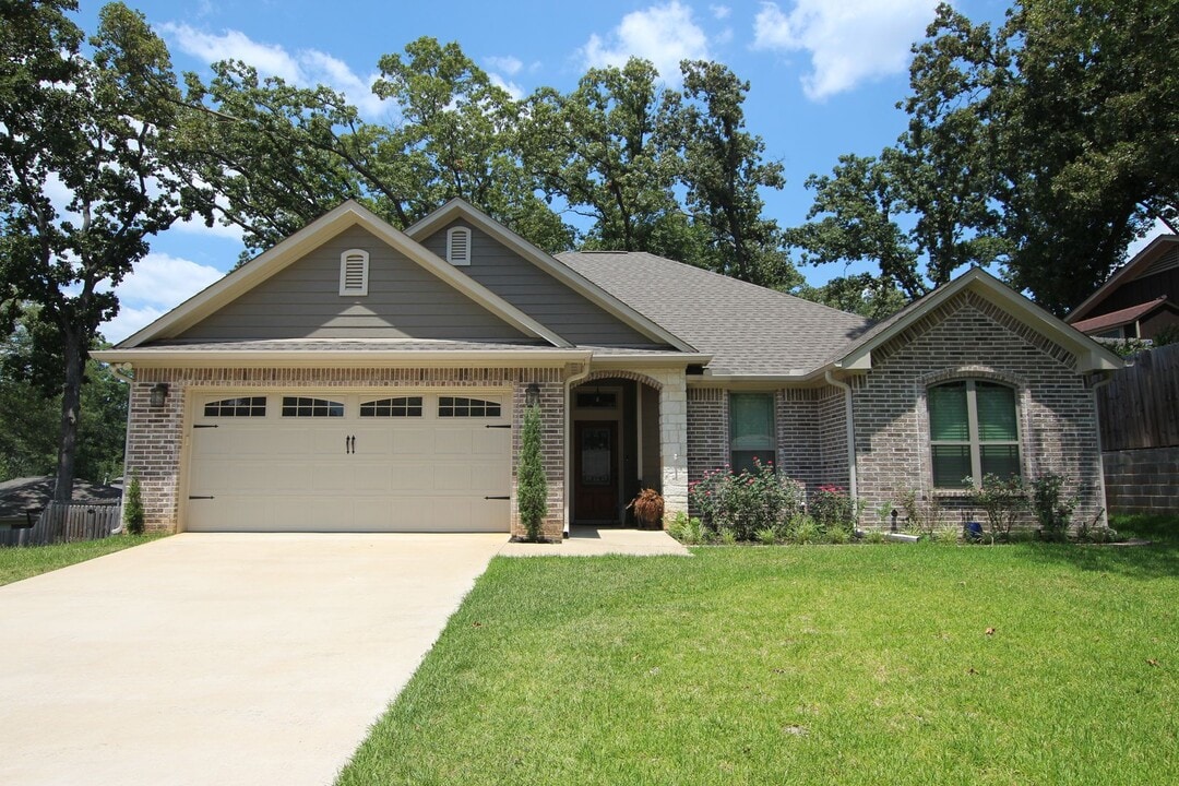 1700 Easy St in Tyler, TX - Building Photo