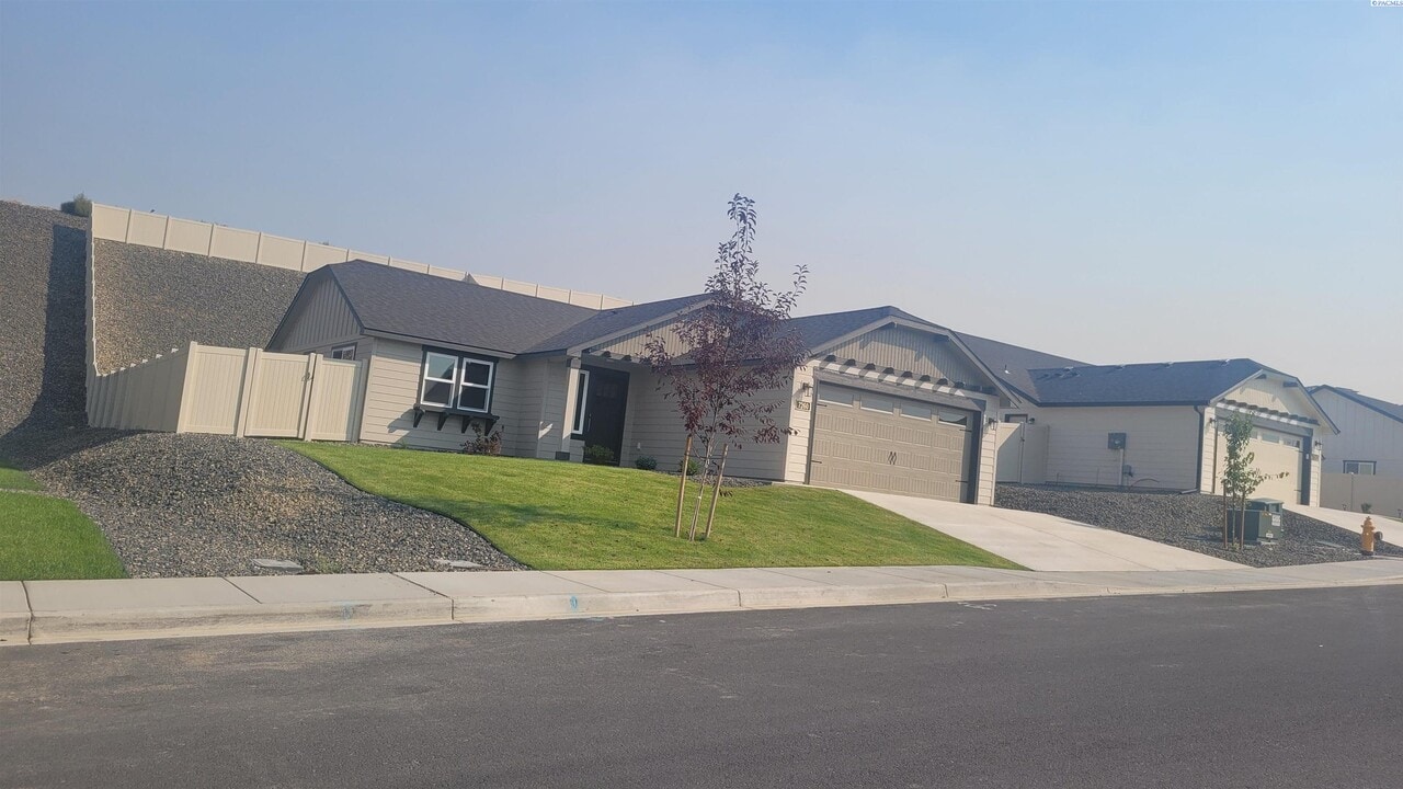 7260 W 25th Ave in Kennewick, WA - Building Photo