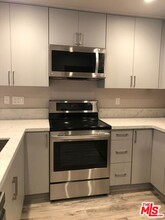 740 Kings Rd in Los Angeles, CA - Building Photo - Building Photo