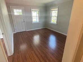 4 Willoughby St, Unit 1st floor in Bristol, CT - Foto de edificio - Building Photo