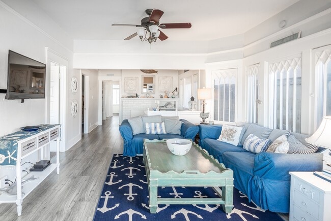16 The Strand in Hermosa Beach, CA - Foto de edificio - Building Photo